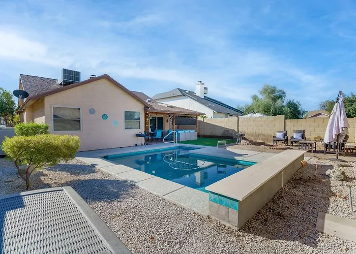 Holiday home Amazing Pool Backyard Oasis 3-bedroom Getaway *